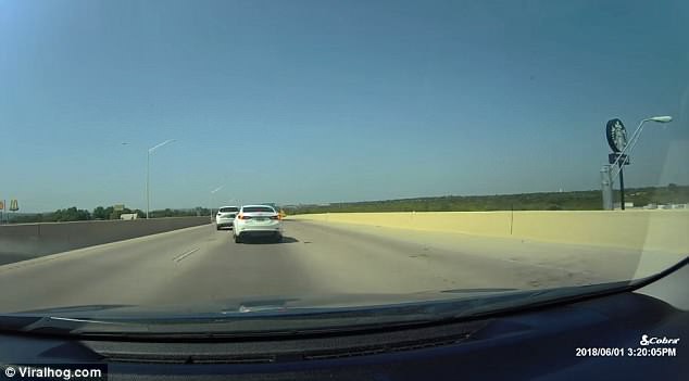 Mỹ: Đang lái xe trên đường cao tốc thì tông phải cái giá sách từ trên trời rơi xuống - Ảnh 3.