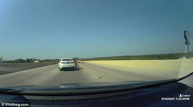 Mỹ: Đang lái xe trên đường cao tốc thì tông phải cái giá sách từ trên trời rơi xuống - Ảnh 4.