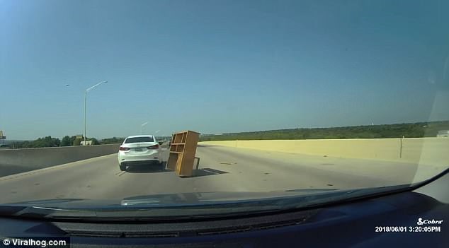Mỹ: Đang lái xe trên đường cao tốc thì tông phải cái giá sách từ trên trời rơi xuống - Ảnh 5.