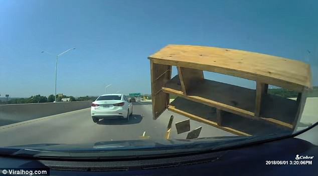 Mỹ: Đang lái xe trên đường cao tốc thì tông phải cái giá sách từ trên trời rơi xuống - Ảnh 6.