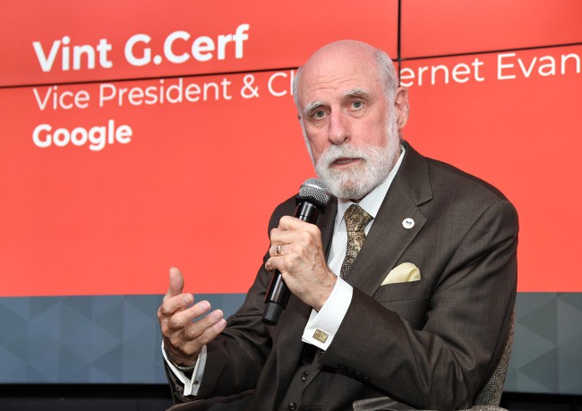  Vinton Gray Cerf, người được mệnh danh là cha đẻ của Internet, cho rằng IoT vừa mở ra nhiều cơ hội mới nhưng cũng mang đến những thách thức cần sớm được giải quyết. 