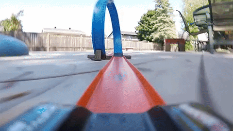 Khéo léo gắn camera GoPro lên xe đua đồ chơi, hãng Hot Wheels tạo ra thước phim cảm giác mạnh với góc nhìn thứ nhất - Ảnh 4.