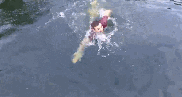Drone quay lại được cảnh chủ nhân của mình bơi ra giữa hồ, cứu nó khỏi bị chết đuối vì hết pin - Ảnh 2.