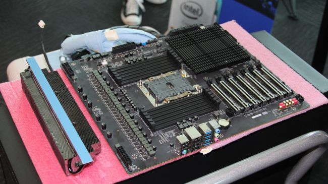 Cận cảnh con quái vật CPU 28 nhân của Intel: Muốn lên 5,0 GHz thì tản nhiệt và nguồn phải cực khủng! - Ảnh 1.