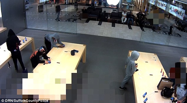 5 tên cướp ghé thăm Apple Store tại New York và cuỗm đi số iPhone trị giá 19.000 USD - Ảnh 2.