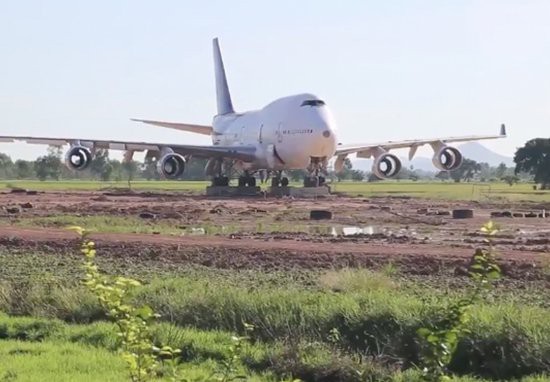 Thái Lan: Dân làng thức dậy và phát hoảng khi thấy máy bay Boeing 747 đỗ ở giữa cánh đồng - Ảnh 1.