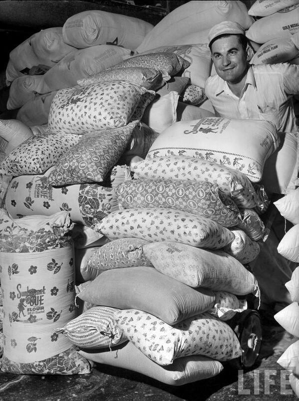 Vào thời kì Đại suy thoái, các công ty sản xuất bột mì đã in họa tiết lên bao vải để các mẹ có thể tái chế thành quần áo đẹp cho trẻ em - Ảnh 4.