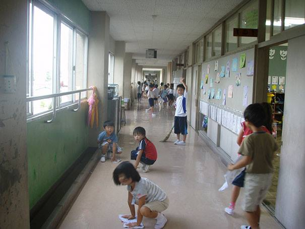  Ý thức giữ gìn vệ sinh của người Nhật được rèn giũa từ tấm bé khi các cháu học sinh bậc tiểu học ở đất nước này tự làm vệ sinh trường lớp với nhau. Không thể để trường lớp bị bẩn được, đúng không? 