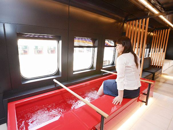  Một bể ngâm chân trên tàu điện Nhật Bản. 