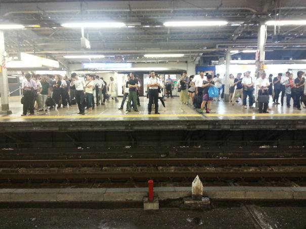  Chẳng có bảng biểu quy định gì, người ta vẫn tự giác đứng thành hàng sẵn khi đợi tàu điện ngầm. 