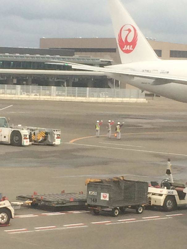  Các nhân viên phục vụ đường bay vẫy tay chào khi chiếc máy bay chuẩn bị cất cánh. Sayoonara, máy bay-chan! 