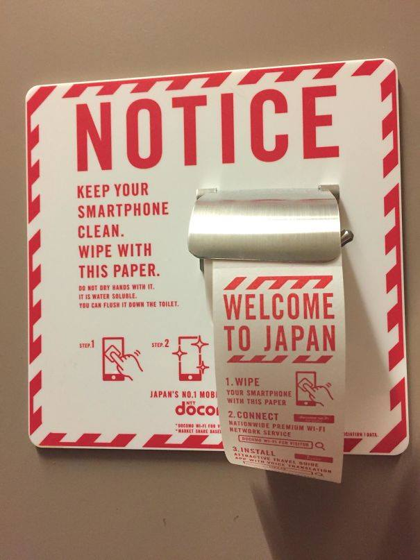  Giấy vệ sinh hiếu khách dùng để lau màn hình điện thoại. Dòng chữ trên bảng: Để ý này, hãy giữ cho điện thoại của bạn sạch nhé. Lấy giấy này mà lau. Dòng chữ trên cuộn giấy cũng gần tương tự, có thêm dòng Chào mừng đến với Nhật Bản. 