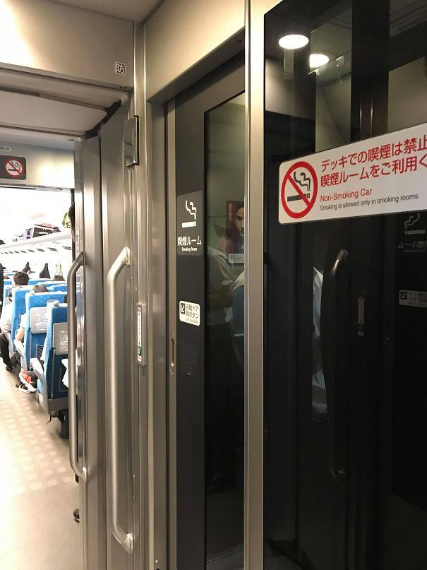  Tôn trọng người có nỗi buồn là chưa đủ, người Nhật còn tôn trọng cả người nghiện thuốc lá. Trên các chuyến tàu (vốn cấm thuốc lá ở các nước khác) luôn có cả cabin cho người hút thuốc. 