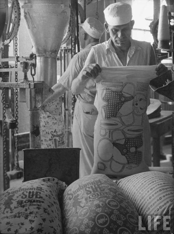 Vào thời kì Đại suy thoái, các công ty sản xuất bột mì đã in họa tiết lên bao vải để các mẹ có thể tái chế thành quần áo đẹp cho trẻ em - Ảnh 5.