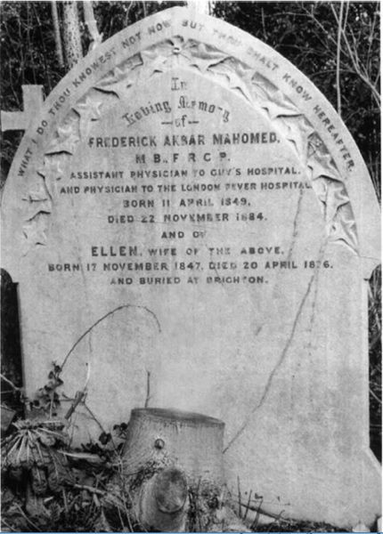  Bia mộ của Akbar Mahomed cùng tên người vợ hợp pháp Ellen 
