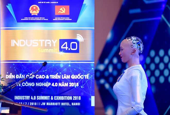 Robot Sophia mặc áo dài Việt Nam khi xuất hiện tại Diễn đàn cách mạng công nghiệp 4.0 ở Hà Nội - Ảnh 2.