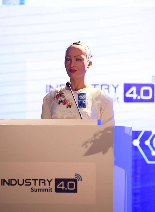 Robot Sophia mặc áo dài Việt Nam khi xuất hiện tại Diễn đàn cách mạng công nghiệp 4.0 ở Hà Nội - Ảnh 3.