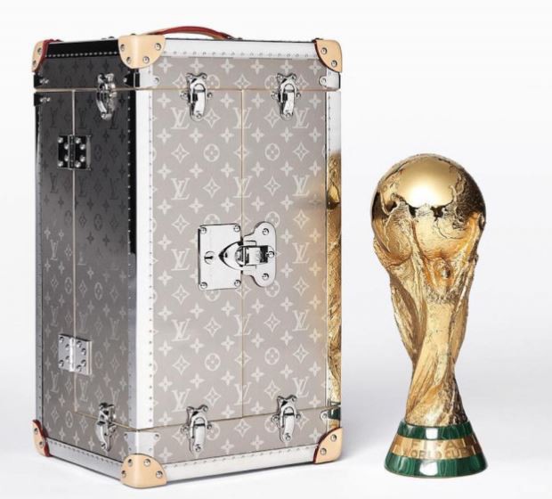 Cúp vàng World Cup được chuyển tới SVĐ Luzhniki trong case Louis Vuitton thửa riêng, được bảo vệ bởi 2 vệ sĩ - Ảnh 1.