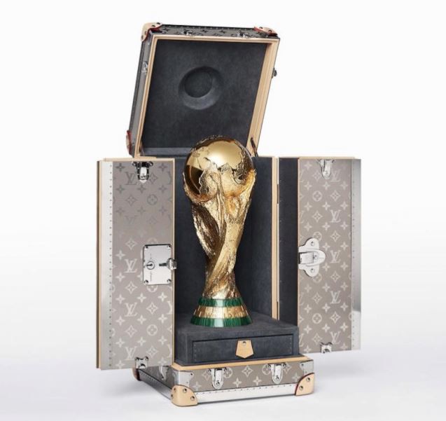 Cúp vàng World Cup được chuyển tới SVĐ Luzhniki trong case Louis Vuitton thửa riêng, được bảo vệ bởi 2 vệ sĩ - Ảnh 2.