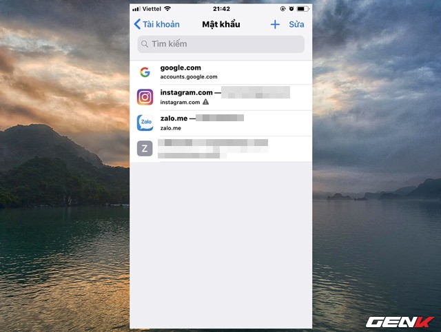 Khi đã hoàn tất việc thiết lập, bạn sẽ có thể truy cập vào trang quản lý dữ liệu đăng nhập mà iOS lưu trữ. Ở đây bạn có thể thấy danh sách các dịch vụ và ứng dụng với thông tin đăng nhập đã được lưu lại. 