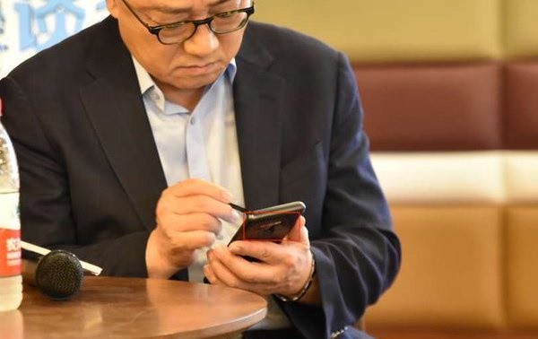 CEO Samsung bất ngờ bị bắt gặp sử dụng Galaxy Note9 tại nơi công cộng - Ảnh 2.