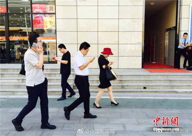 Tiếp đất bằng vai do cắm đầu vào điện thoại, cô gái Trung Quốc vẫn tiếp tục nằm giữa đường... cắm đầu vào điện thoại - Ảnh 4.