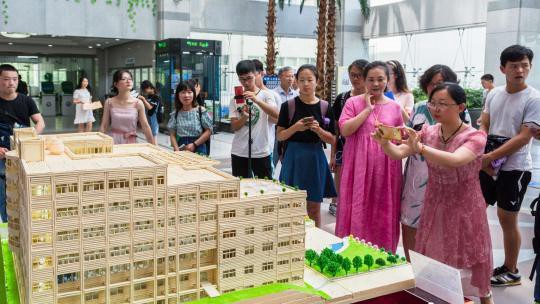 Sinh viên Trung Quốc dựng mô hình thư viện bằng 30.000 chiếc đũa làm quà tặng cho trường đại học trước khi tốt nghiệp - Ảnh 1.