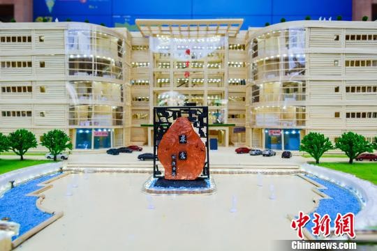Sinh viên Trung Quốc dựng mô hình thư viện bằng 30.000 chiếc đũa làm quà tặng cho trường đại học trước khi tốt nghiệp - Ảnh 2.