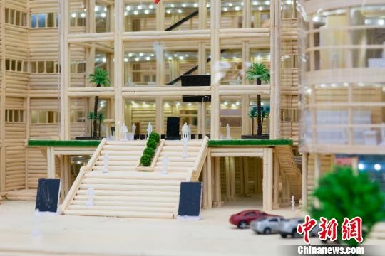 Sinh viên Trung Quốc dựng mô hình thư viện bằng 30.000 chiếc đũa làm quà tặng cho trường đại học trước khi tốt nghiệp - Ảnh 3.