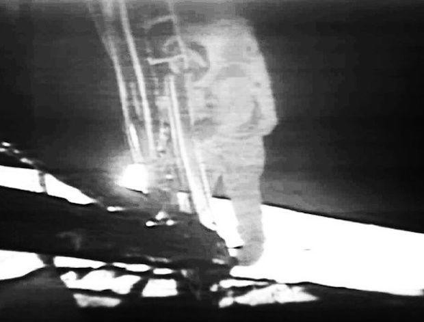 Ai là người quay/chụp lại khoảnh khắc Neil Armstrong trở thành người đầu tiên đặt chân lên Mặt Trăng? - Ảnh 1.