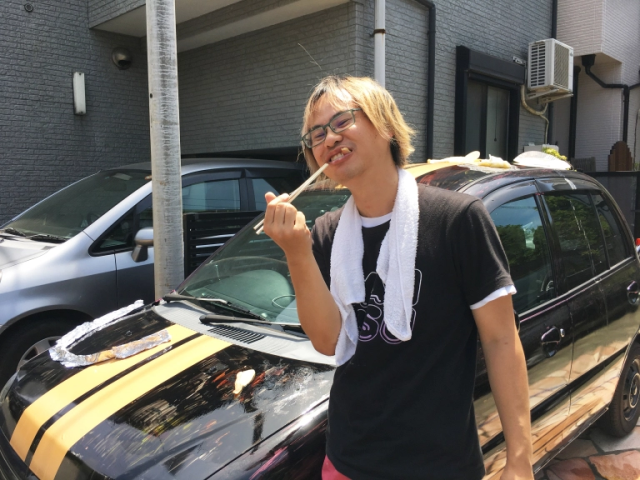 Ở Nhật nóng quá, mở tiệc nướng trên mui xe cũng được - Ảnh 6.