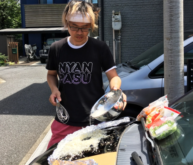 Ở Nhật nóng quá, mở tiệc nướng trên mui xe cũng được - Ảnh 13.