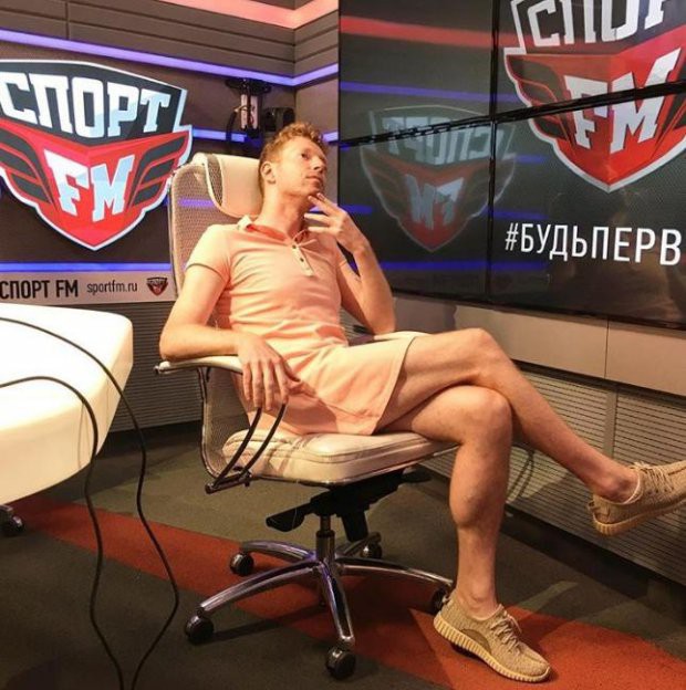 Nga vào tứ kết World Cup 2018, anh phát thanh viên giữ đúng lời hứa mặc váy đi làm - Ảnh 3.