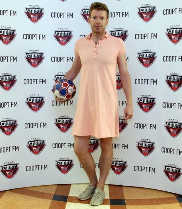 Nga vào tứ kết World Cup 2018, anh phát thanh viên giữ đúng lời hứa mặc váy đi làm - Ảnh 4.