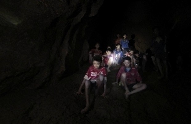 Vụ đội bóng thiếu niên ở Thái Lan bị mắc kẹt: Chính quyền sẽ lắp đặt cáp quang trong hang để các em được lên mạng - Ảnh 1.