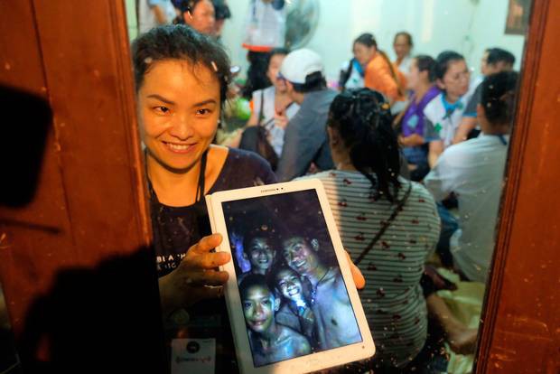 Vụ đội bóng thiếu niên ở Thái Lan bị mắc kẹt: Chính quyền sẽ lắp đặt cáp quang trong hang để các em được lên mạng - Ảnh 3.