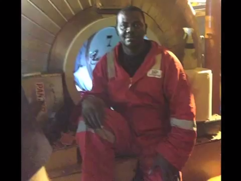 [Video] Người đàn ông may mắn sống sót 60 tiếng dưới đáy Đại Tây Dương trước khi dọa thợ lặn giật mình và được cứu thành công - Ảnh 4.
