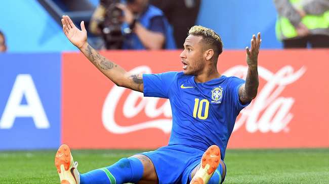 [World Cup 2018] Cách xem bóng đá siêu dị của CĐV Bỉ: Uống cạn bia mỗi lần Neymar ngã - Ảnh 1.