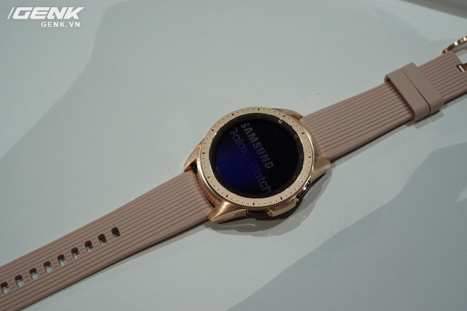 Ảnh thực tế Samsung Galaxy Watch: rất thời trang và đầy mạnh mẽ - Ảnh 4.