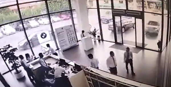 Trung Quốc: Nhầm chân phanh thành chân ga, nữ tài xế đâm tan tành đại lý BMW - Ảnh 2.