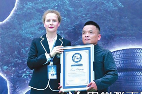 Trung Quốc: Võ sư lập kỷ lục Guinness nhờ dùng mũi thổi căng cùng lúc 12 săm ô tô - Ảnh 1.