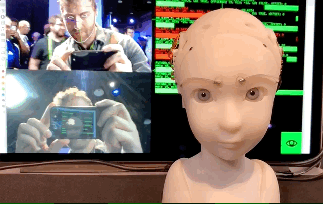 Nhóc robot này thích nhìn chằm chằm vào mắt người đối diện với biểu cảm trìu mến - Ảnh 2.
