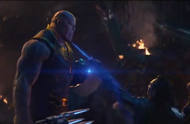 Xuất hiện thêm một giả thuyết nổi da gà về Infinity War: Loki đã cố tình để cho Thanos giết vào đầu phim - Ảnh 2.