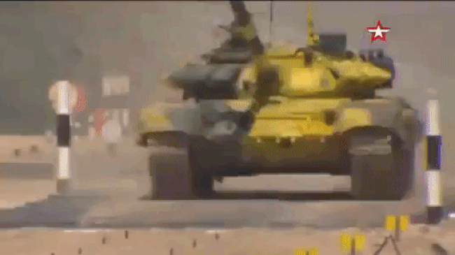Xe tăng T-72B3 Việt Nam loạng choạng tại Tank Biathlon 2018 - Ảnh 1.