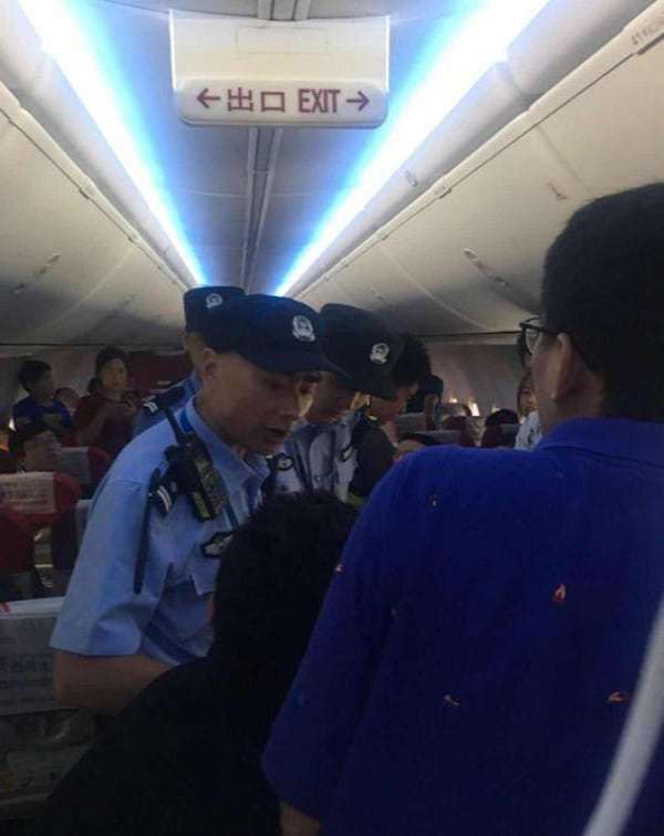 Trung Quốc: Hành khách bật cửa thoát hiểm ra cho thoáng vì đợi mãi không được xuống máy bay - Ảnh 2.