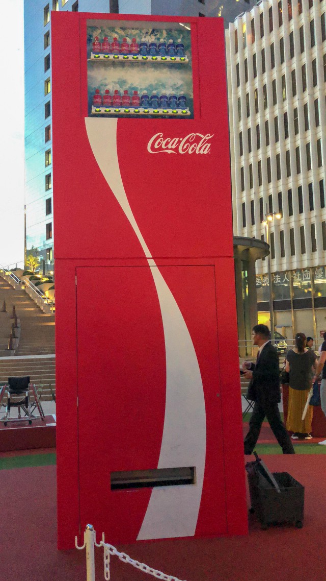 Coca-cola chào đón Olympic Tokyo 2020 bằng máy bán hàng tự động cao 3 mét rưỡi, ai bật đủ cao sẽ có đồ uống miễn phí - Ảnh 1.