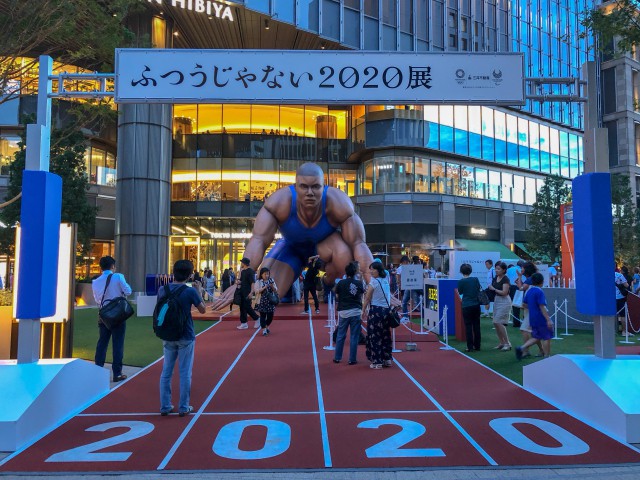 Coca-cola chào đón Olympic Tokyo 2020 bằng máy bán hàng tự động cao 3 mét rưỡi, ai bật đủ cao sẽ có đồ uống miễn phí - Ảnh 5.