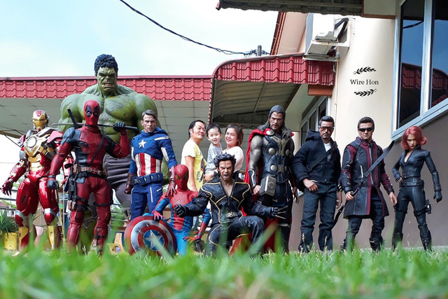 Thanh niên khoe ảnh chụp thân mật cùng cả dàn siêu anh hùng, còn cả gan sai Spiderman, Deadpool và Captain đi bọc đu đủ - Ảnh 1.