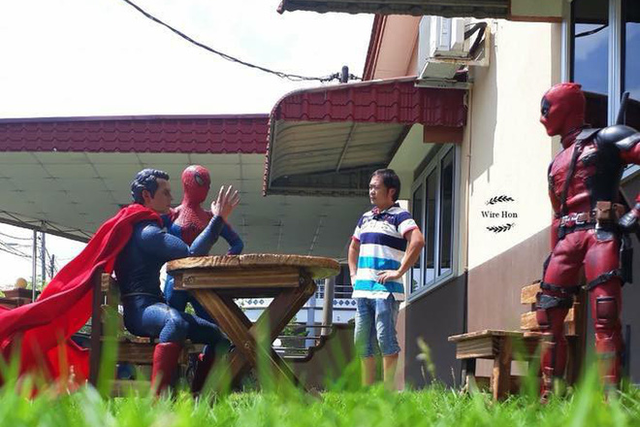Thanh niên khoe ảnh chụp thân mật cùng cả dàn siêu anh hùng, còn cả gan sai Spiderman, Deadpool và Captain đi bọc đu đủ - Ảnh 3.