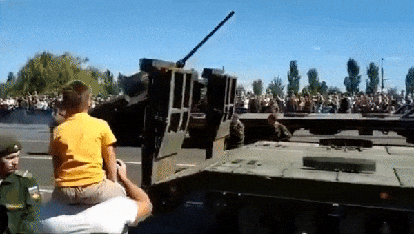 Đang leo lên xe rơ-móc, xe tăng Nga bất ngờ ngã chổng vó một cách trớ trêu - Ảnh 1.